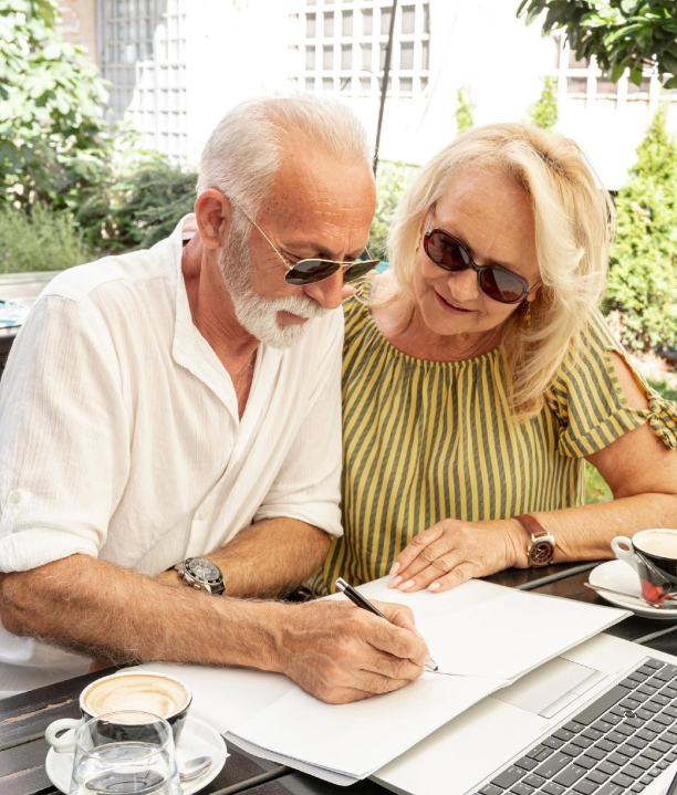 pareja de pensionados analizando documentos